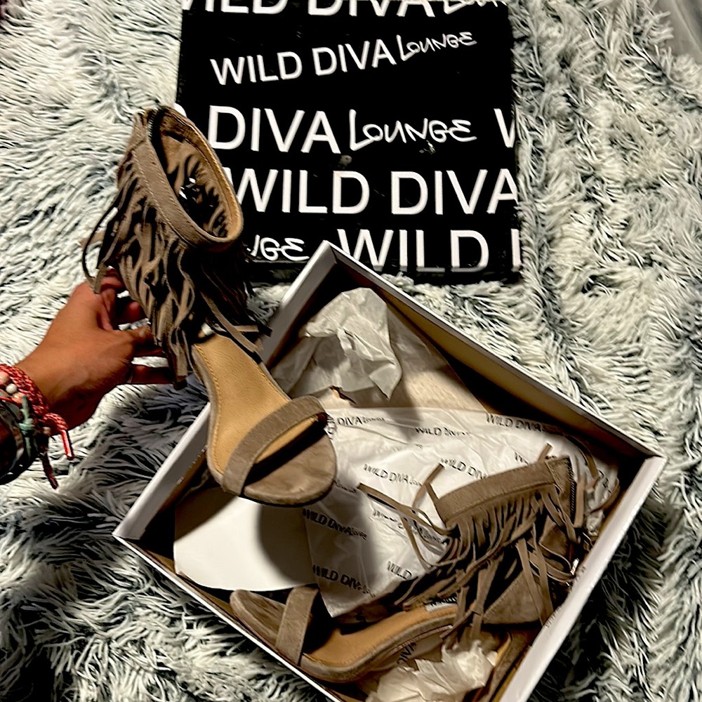 Fringe tan heel with zipper on back